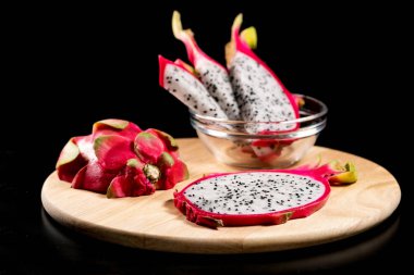 Ejderha meyvesi. Bir stand ve siyah bir arka plan üzerinde.