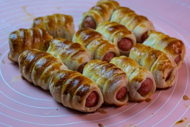 Hamurdan yemekler, testte sosisler