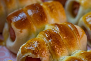 Hamurdan yemekler, testte sosisler