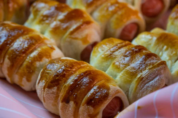 Hamurdan yemekler, testte sosisler