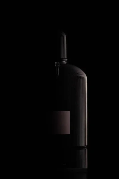 Siyah bir arka plan üzerine parfüm şişesi cam püskürtme. arka planda kıvılcım ve ateş ile.