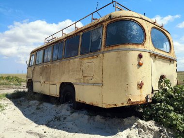 Rusya, Feodosia. Ağustos 2018. Yolun yanında eski sarı otobüs. Geri görünüm .