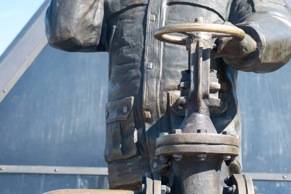 07/02/2019. Rusya, Yamal, Yamal yerel bir ikamet bronz heykel. Kadress çocuk adam köpek ve geyik olarak.