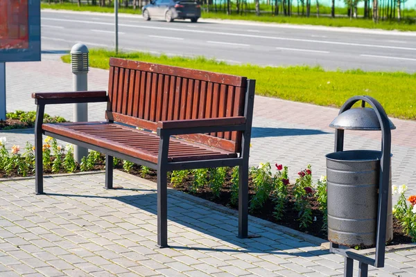 Деревянная скамейка для отдыха и мусорное ведро в городском парке . — стоковое фото