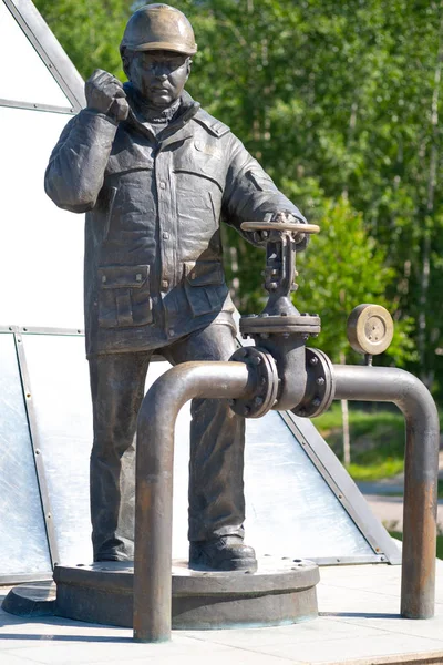 02.07.2019. Rusia, Yamal, escultura de bronce y monumento a la — Foto de Stock