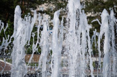 Park fıskiyesi güneş ışığı altında.