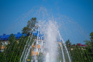 Park fıskiyesi güneş ışığı altında.