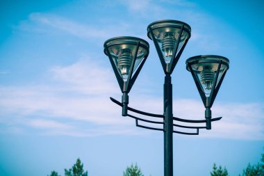 Mavi gökyüzüne karşı sokak aydınlatması.