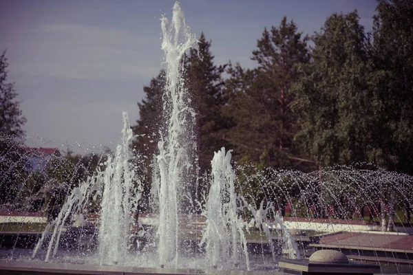 Парковий фонтан підсвічуванням сонця . — стокове фото