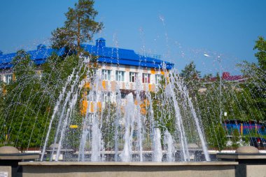 Park fıskiyesi güneş ışığı altında.