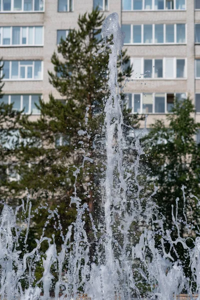Park fıskiyesi güneş ışığı altında.