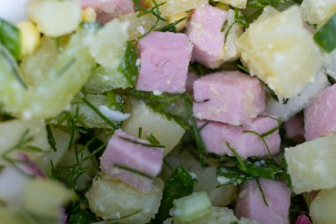 Rus ulusal çanak - okroshka. Soğuk çorba okroshka, Rus gıda hazırlanması için malzemeler