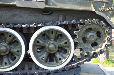 İkinci Dünya Savaşı'nın bir tankı. Caterpillar zırhlı yakın çekim. Siyah parça bağlantısı ve büyük kauçuk kaplı silindirler. Şasi tankı. Tank parçaları.