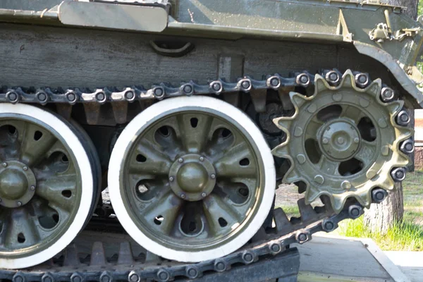 İkinci Dünya Savaşı'nın bir tankı. Caterpillar zırhlı yakın çekim. Siyah parça bağlantısı ve büyük kauçuk kaplı silindirler. Şasi tankı. Tank parçaları. — Stok fotoğraf