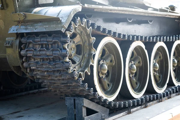 Ein Panzer aus dem Zweiten Weltkrieg. Raupe gepanzerte Nahaufnahme erschossen. schwarze Raupenverbindung und große gummierte Rollen. Fahrgestelltank. Panzerketten. — Stockfoto