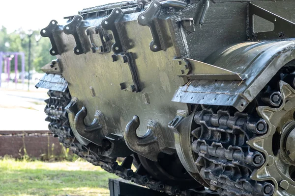 Un tanque de la segunda guerra mundial. Caterpillar disparo blindado de primer plano. Enlace de vía negro y grandes rodillos recubiertos de goma. Tanque de chasis. Pistas de tanques . — Foto de Stock