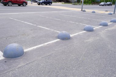 Toplar veya yarımkürede bu yerde park karşı, gri elemanları çit için üst üste dizilmiş.