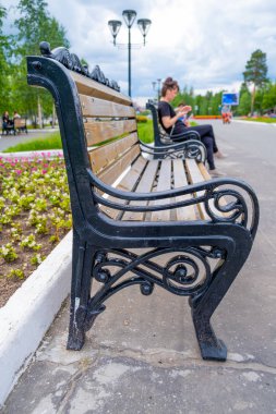 Bir çöp tenekesi ile parkta Tezgah.