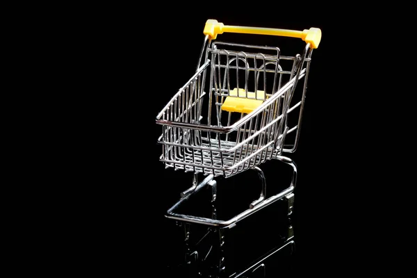 Nahaufnahme von Einkaufswagen auf schwarzem Hintergrund Trolley, Verkaufskonzept leeren Einkaufswagen. isoliert über schwarzem Hintergrund. — Stockfoto