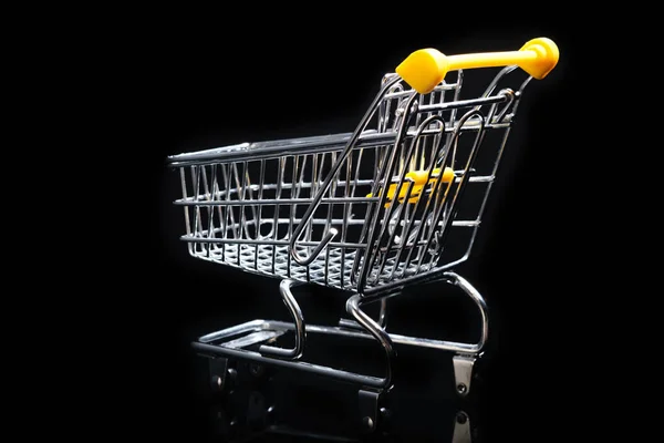 Close-up de carrinhos de compras em fundo preto Trolley, conceito de venda carrinho de compras de supermercado vazio. Isolado sobre fundo preto . — Fotografia de Stock