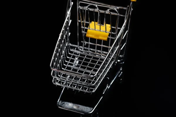 Nahaufnahme von Einkaufswagen auf schwarzem Hintergrund Trolley, Verkaufskonzept leeren Einkaufswagen. isoliert über schwarzem Hintergrund. — Stockfoto