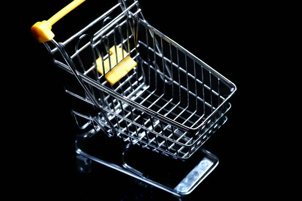 Close-up de carrinhos de compras em fundo preto Trolley, conceito de venda carrinho de compras de supermercado vazio. Isolado sobre fundo preto . — Fotografia de Stock