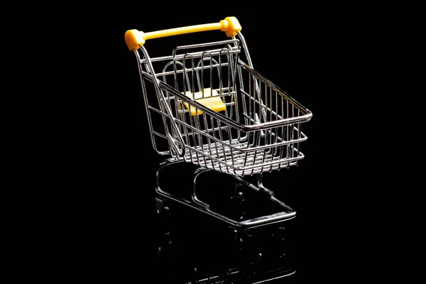 Nahaufnahme von Einkaufswagen auf schwarzem Hintergrund Trolley, Verkaufskonzept leeren Einkaufswagen. isoliert über schwarzem Hintergrund. — Stockfoto