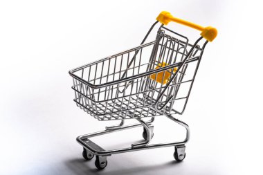 Beyaz arka plan Arabası alışveriş arabaları yakın çekim, Satış kavramı Boş bakkal alışveriş sepeti. Beyaz arka plan üzerinde yalıtılmış.