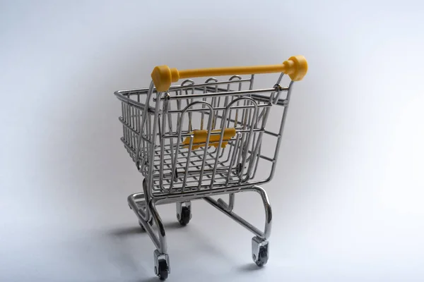 Close-up de carrinhos de compras em fundo branco Trolley, conceito de venda carrinho de compras de supermercado vazio. Isolado sobre fundo branco . — Fotografia de Stock