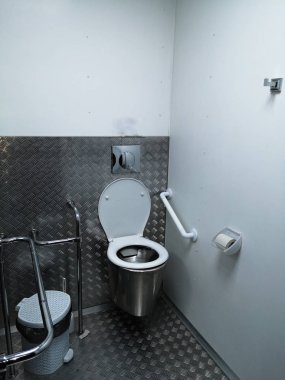 10.10.2018 Yamal. Noyabrsk. halka açık bir yerde metal duvarlar ile kamu tuvalet. Lavabo ve tuvalet.