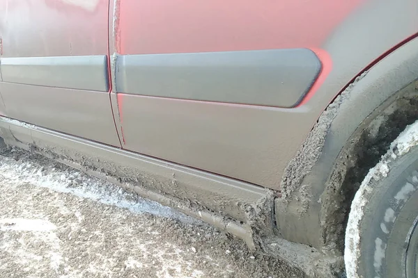 Špinavá a ledová strana vozu po jízdě po ledové silnici. — Stock fotografie