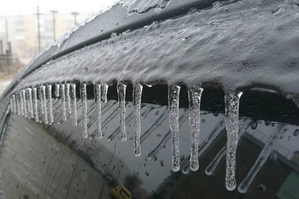Acqua ghiacciata su un'auto. Gocce d'acqua trasformate in ghiaccio . — Foto Stock