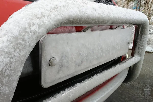 La bosse de protection à l'avant de la voiture est recouverte de neige . — Photo