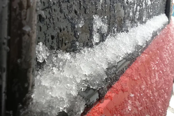 Zbliżenie szkła samochodowego pokryte śniegiem. — Zdjęcie stockowe