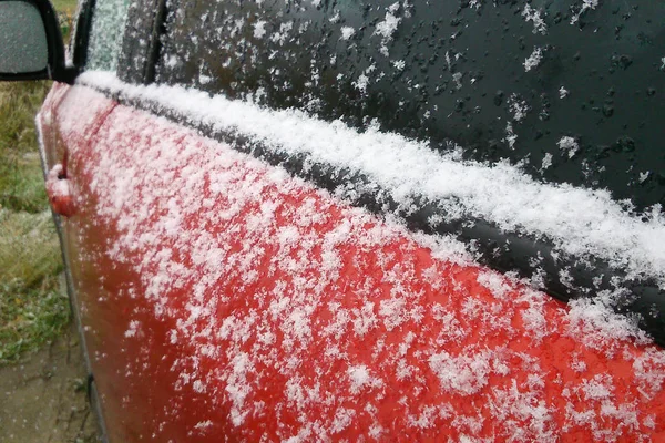 Close-up colpo di vetro auto coperto di neve . — Foto Stock