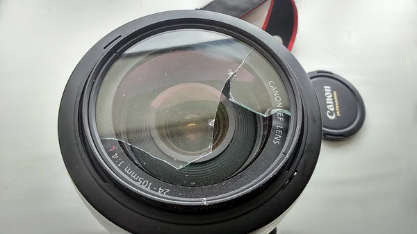Krossat glas på kameralinsen. — Stockfoto