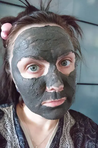 顔に化粧品と治療用アンチエイジングマスクの塗布. — ストック写真