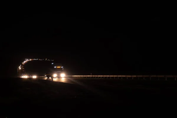 Bir hız yolunda bulanık araba parçaları ile soyut görüntü. Arabalar gece hızlı hareket eder. Yüksek hızda araba ile bulanık ışıklar