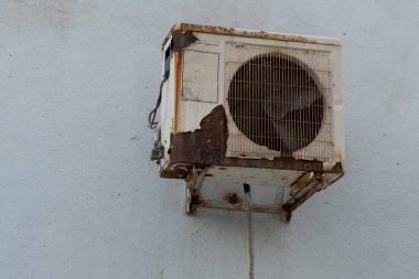Eski bir paslı klima. Deniz havasının iklim ekipmanları üzerindeki etkisine bir örnek.
