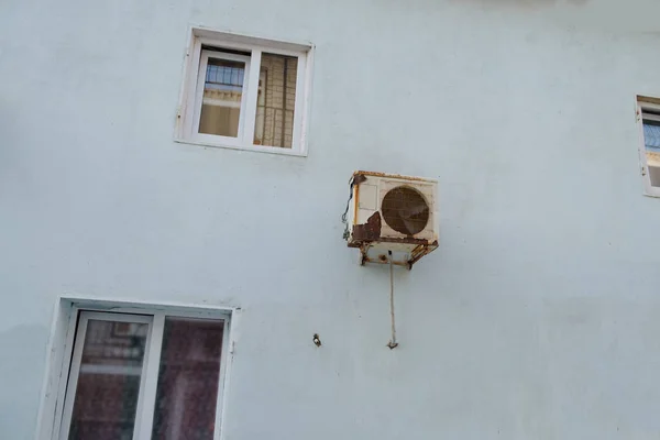 Eski bir paslı klima. Deniz havasının iklim ekipmanları üzerindeki etkisine bir örnek.