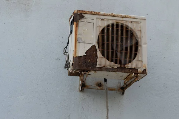 Un viejo aire acondicionado oxidado. Un ejemplo de la influencia del aire marino en los equipos climáticos . Fotos De Stock