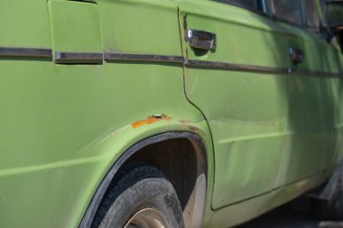 Sırtında pas ile yeşil renk eski araba.