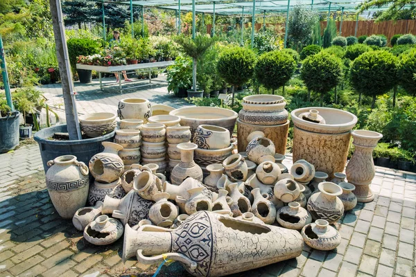 Lerkrukor och vaser ligger på marken. — Stockfoto