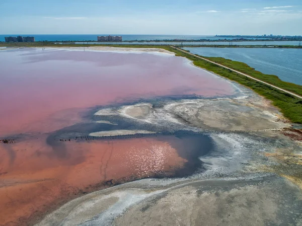 Lago Rosa Sasyk Sivash. Depósitos de sales minerales y lodo terapéutico. Tomado del dron . — Foto de Stock