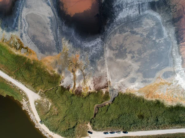 Залежи соли на озере Сасык-Сиваш. Чёрная целебная грязь . — стоковое фото
