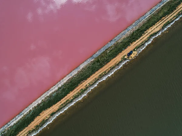 Růžové jezero Sasyk Sivash. Silnice oddělující pobřeží. Převzata z dronu. Stock Obrázky