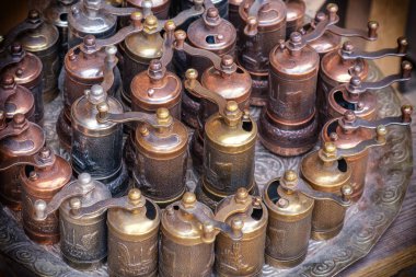 Biber öğütmek için birçok cihaz