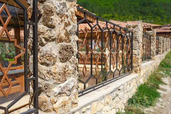 Taş ve çimento sütunları ile metal çit ..