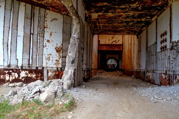 Terk edilmiş bir nükleer enerji santralinin kalıntıları. Metal ve yapılarda pas.