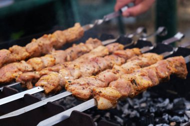 Şiş kebap ızgarada kızarıyor. Barbekü partisi. Yakın plan. Terbiye edilmiş şiş mangal ızgarasında mangal yapmaya hazırlanıyor..